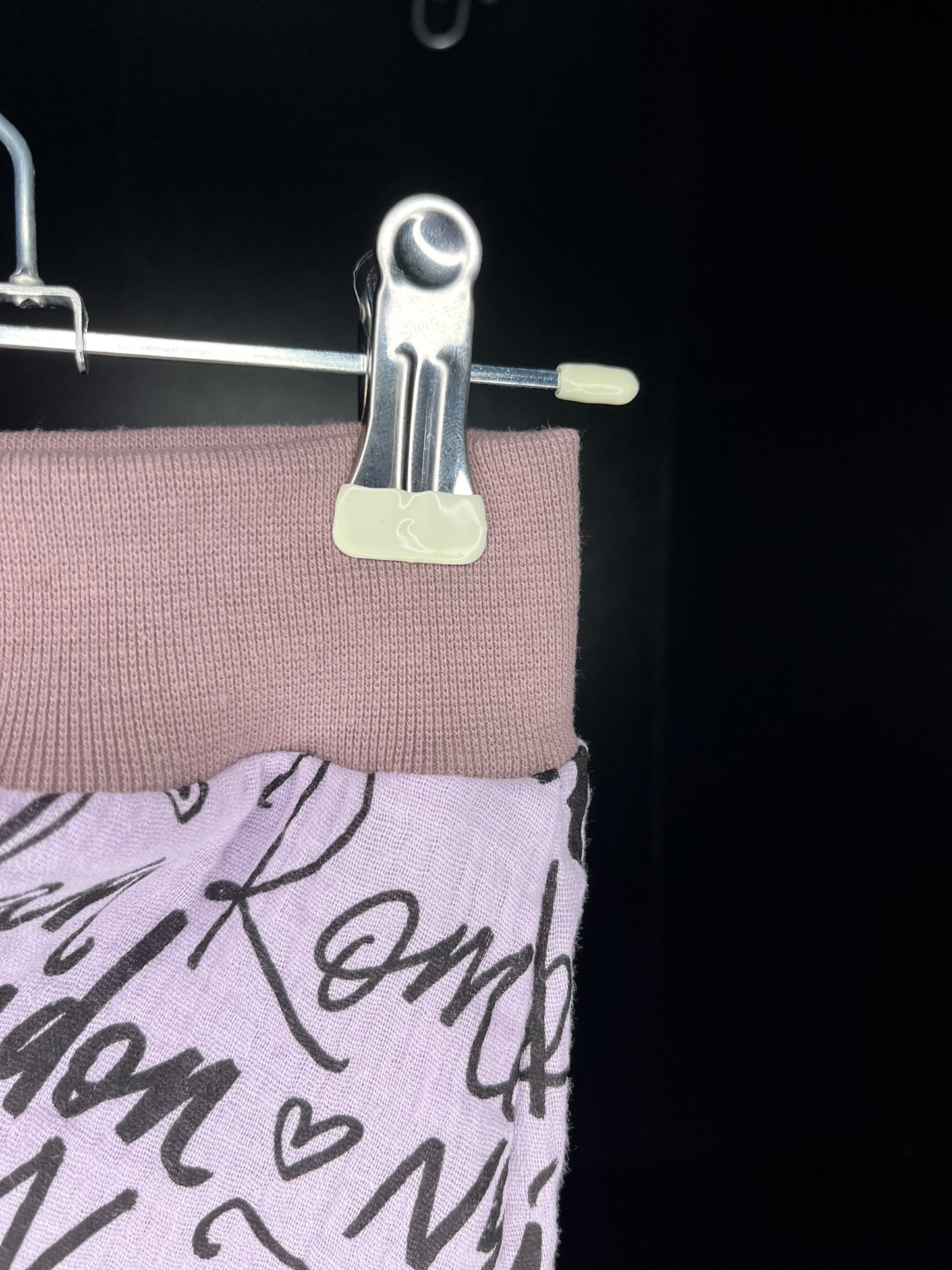 Sommer Pumphose mit Städte Namen in lila